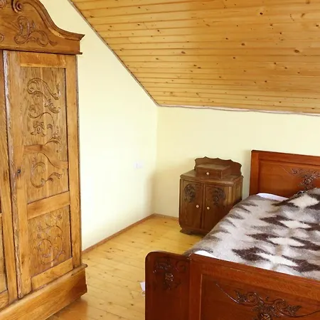 у романа 'корпус із сауною' *