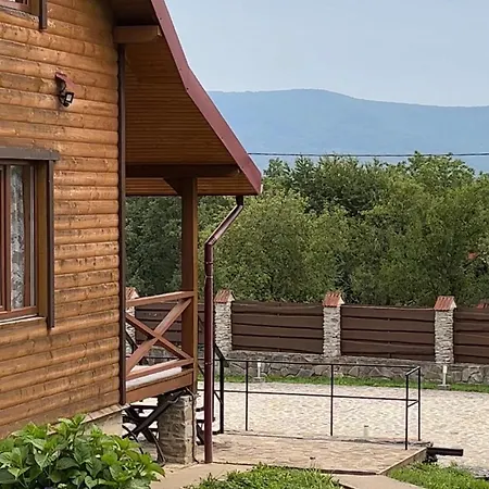 у романа 'корпус із сауною' Сasa de vacaciones Verkhneye Sinevidnoye